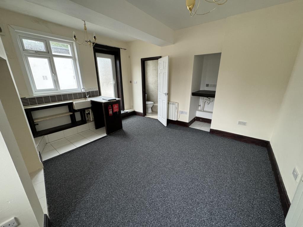 Lot: 86 - THREE LEASEHOLD STUDIO FLATS IN TOWN CENTRE - View of the flat on the first floor